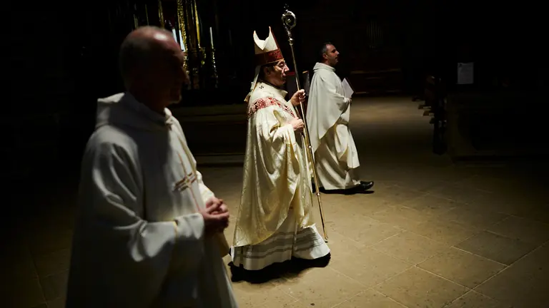 Celebración de la tradicional Misa de Jueves Santo en la Catedral de Pamplona a puerta cerrada por la crisis del coronavirus. PABLO LASAOSA