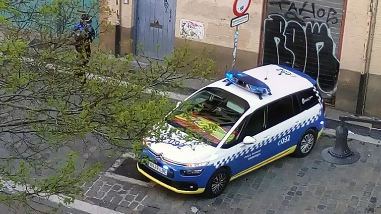 Fotografías facilitada por EH Bildu en Pamplona para denunciar la presencia de una bandera de España en un coche de policía local.  (2)