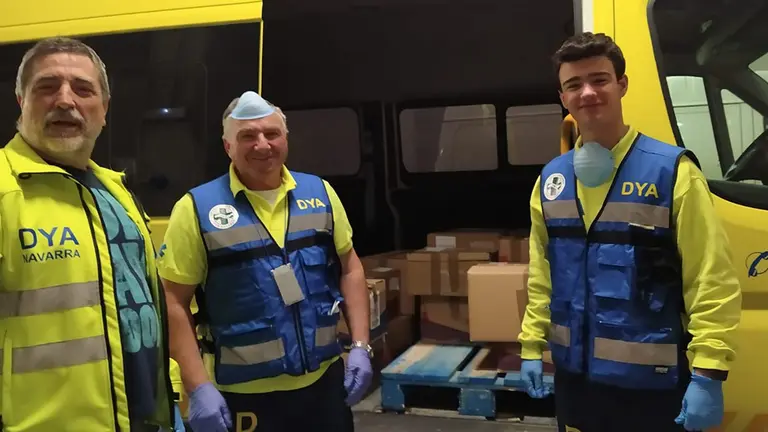 Voluntarios de la Asociación DYA que han participado en la entrega del material donado por el Servicio de Bibliotecas CEIDDA