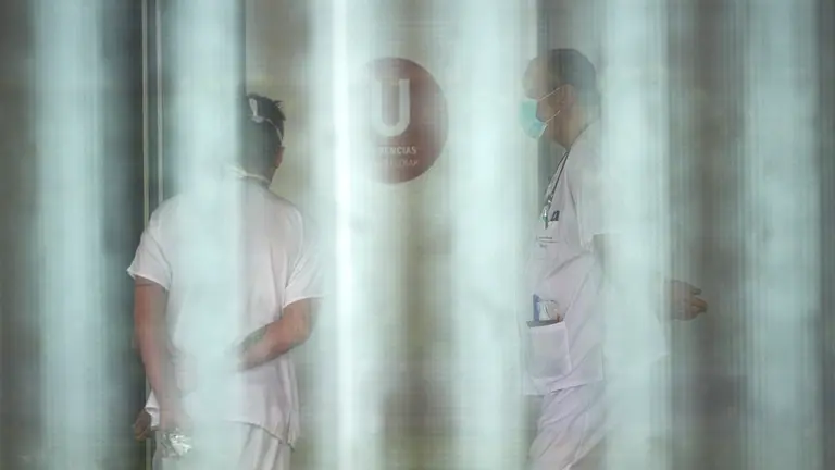 Sanitarios en el Hospital de Navarra durante la crisis del coronavirus. MIGUEL OSÉS