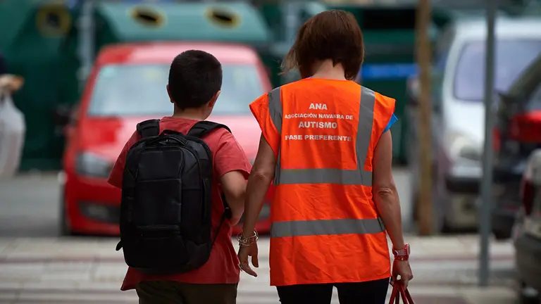 Niño con autismo sale de casa con su madre durante la crisis por coronavirus en Pamplona. MIGUEL OSÉS