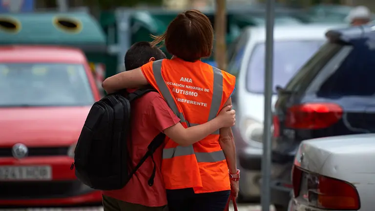Niño con autismo sale de casa con su madre durante la crisis por coronavirus en Pamplona. MIGUEL OSÉS