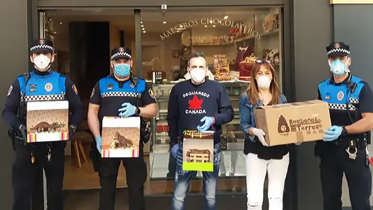 La Policía Municipal de Pamplona recoge 30 kilos de chocolate donados por Bombones Torres. TWITTER