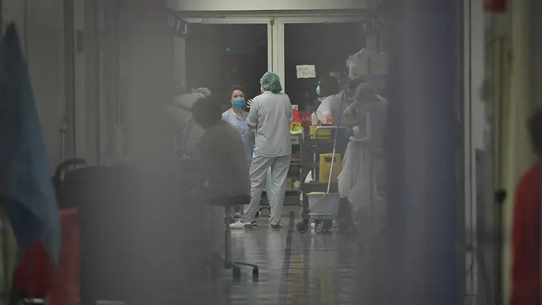 Interior del edificio de Urgencias del Complejo Hospitalario de Navarra durante la cuarta semana de confinamiento por el Estado de Alarma decretado por el Gobierno de España con motivo del coronavirus, COVID-19. En Pamplona, Navarra (España) a 7 de abril de 2020.

Interior del edificio de Urgencias del Complejo Hospitalario de Navarra durante la cuarta semana de confinamiento por el Estado de Alarma decretado por el Gobierno de España con motivo del coronavirus, COVID-19. En Pamplona, Navarra (España) a 7 de abril de 2020.


7/4/2020
