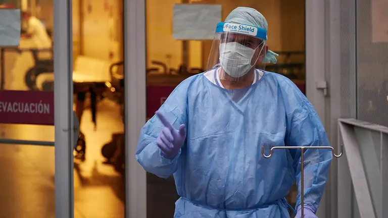 Personal sanitario del Hospital de Navarra traslada una camilla desinfectada en el Servicio de Urgencias durante la cuarta semana de confinamiento por el Estado de Alarma decretado por el Gobierno de España con motivo del coronavirus, COVID-19. En Pamplona, Navarra (España) a 7 de abril de 2020.

Personal sanitario del Hospital de Navarra traslada una camilla desinfectada en el Servicio de Urgencias durante la cuarta semana de confinamiento por el Estado de Alarma decretado por el Gobierno de España con motivo del coronavirus, COVID-19. En Pamplona, Navarra (España) a 7 de abril de 2020.


7/4/2020