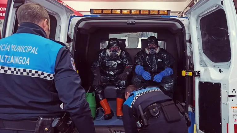 Descontaminando vehículos de la policía municipal de Pamplona. Foto de Europa Press.