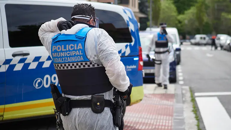 La Policia Municipal de Pamplona protegido con traje EPI contra coronavirus realiza una intervención, junto a Bomberos y UVI móvil, ante la amenaza de una mujer de provocar una explosión de gas ciudad y volar el bloque de viviendas en el barrio de la Chantrea de Pamplona, Navarra (España) a 10 de abril de 2020.

La Policia Municipal de Pamplona protegido con traje EPI contra coronavirus realiza una intervención, junto a Bomberos y UVI móvil, ante la amenaza de una mujer de provocar una explosión de gas ciudad y volar el bloque de viviendas en el barrio de la Chantrea de Pamplona, Navarra (España) a 10 de abril de 2020.


10/4/2020