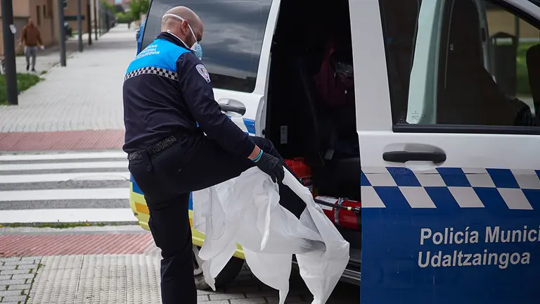 Un Policia Municipal de Pamplona se coloca el traje EPI de protección contra coronavirus para realizar una intervención, junto a Bomberos y UVI móvil, ante la amenaza de una mujer de provocar una explosión de gas ciudad y volar el bloque de viviendas en el barrio de la Chantrea de Pamplona, Navarra (España) a 10 de abril de 2020.

Un Policia Municipal de Pamplona se coloca el traje EPI de protección contra coronavirus para realizar una intervención, junto a Bomberos y UVI móvil, ante la amenaza de una mujer de provocar una explosión de gas ciudad y volar el bloque de viviendas en el barrio de la Chantrea de Pamplona, Navarra (España) a 10 de abril de 2020.


10/4/2020