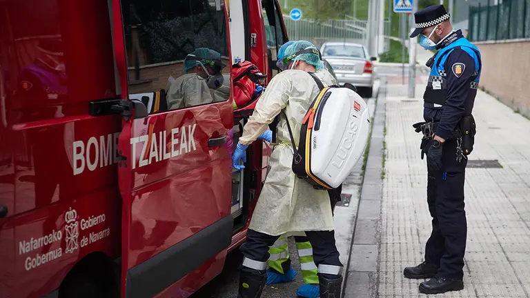 La Policia Municipal de Pamplona, junto a Bomberos y UVI móvil  protegidos con trajes EPIs contra el coronavirus, realizan una intervención ante la amenaza de una mujer de provocar una explosión de gas ciudad y volar el bloque de viviendas en el barrio de la Chantrea de Pamplona, Navarra (España) a 10 de abril de 2020.

La Policia Municipal de Pamplona, junto a Bomberos y UVI móvil  protegidos con trajes EPIs contra el coronavirus, realizan una intervención ante la amenaza de una mujer de provocar una explosión de gas ciudad y volar el bloque de viviendas en el barrio de la Chantrea de Pamplona, Navarra (España) a 10 de abril de 2020.


10/4/2020