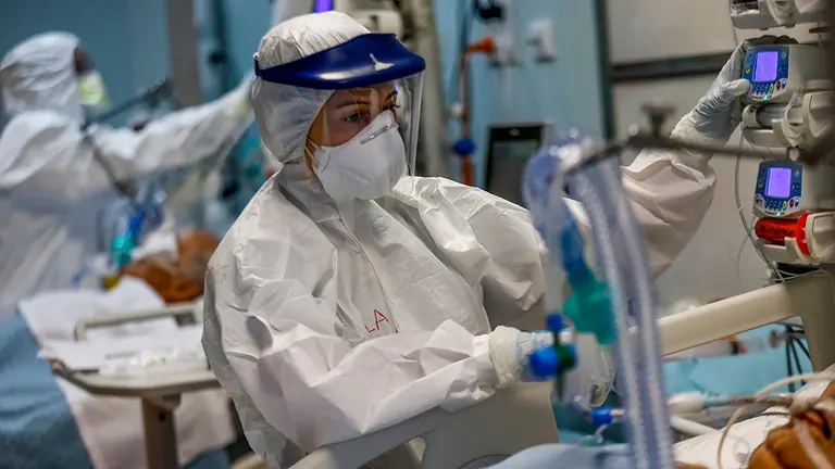 11 April 2020, Italy, Rome: Medical staff treat coronavirus patients in the Covid 3 hospital ICU unit. Photo: Cecilia Fabiano/LaPresse via ZUMA Press/dpa
ONLY FOR USE IN SPAIN

11 April 2020, Italy, Rome: Medical staff treat coronavirus patients in the Covid 3 hospital ICU unit. Photo: Cecilia Fabiano/LaPresse via ZUMA Press/dpa

11/4/2020 ONLY FOR USE IN SPAIN