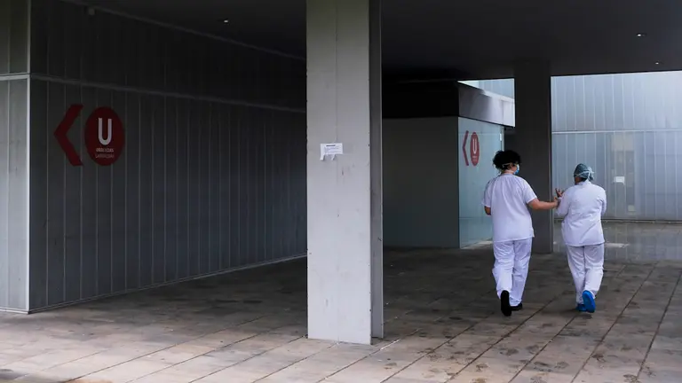 Aplauso por parte de los conductores de villavesas al personal sanitario en el Complejo Hospitalario de Navarra durante la crisis del coronavirus. PABLO LASAOSA
