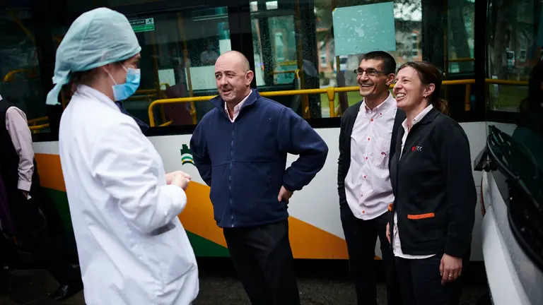 Aplauso por parte de los conductores de villavesas al personal sanitario en el Complejo Hospitalario de Navarra durante la crisis del coronavirus. PABLO LASAOSA
