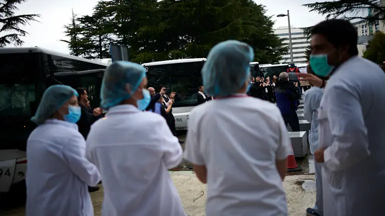 Aplauso por parte de los conductores de villavesas al personal sanitario en el Complejo Hospitalario de Navarra durante la crisis del coronavirus. PABLO LASAOSA
