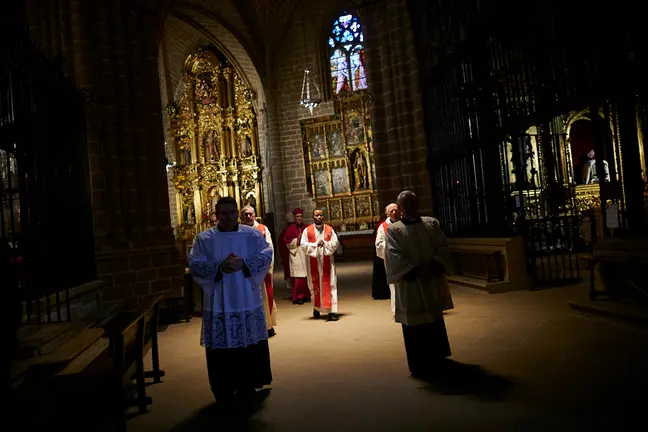 Celebración de la Misa de Viernes Santo en la Catedral de Pamplona, a puerta cerrada por la crisis del Coronavirus. PABLO LASAOSA