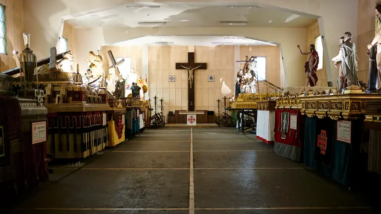 Pasos y trajes de  romano de la Hermandad de la Pasión en su sede durante el Viernes Santo. Este año se ha suspendido la Semana Santa por el coronavirus. PABLO LASAOSA