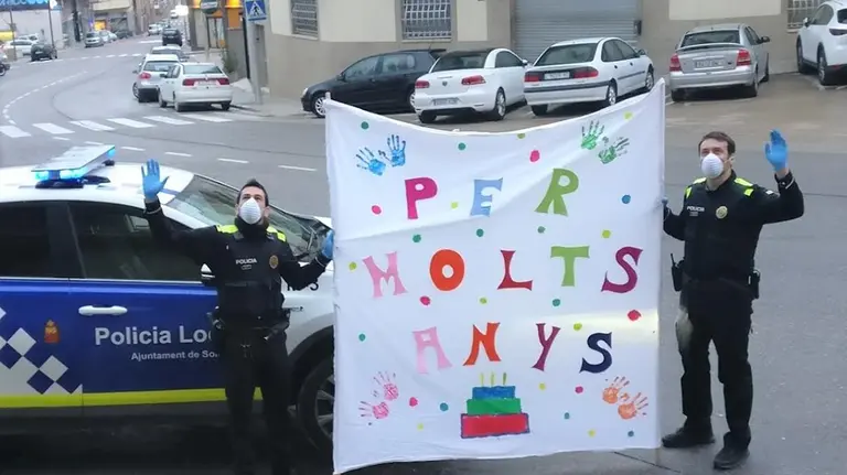 La Policía Local con el cartel con el que felicitará los cumpleaños

La Policía Local de Solsona con el cartel con el que felicitará los cumpleaños


30/3/2020