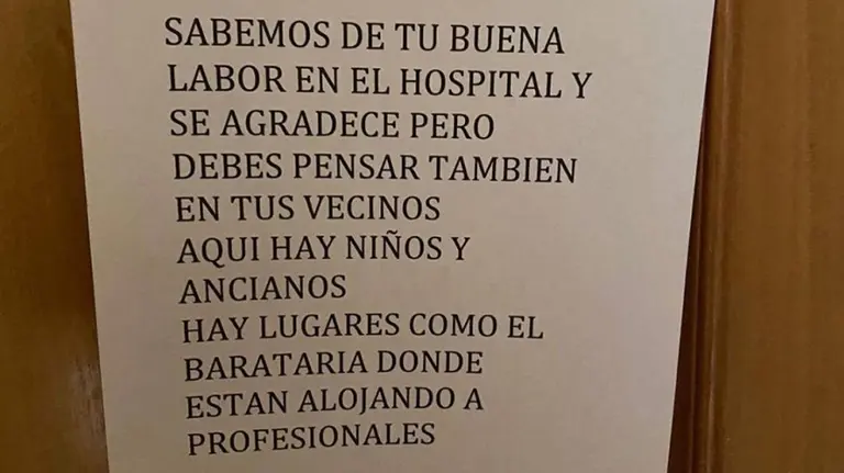 Nota que se ha encontrado el médico en la puerta de su domicilio. Facebook.