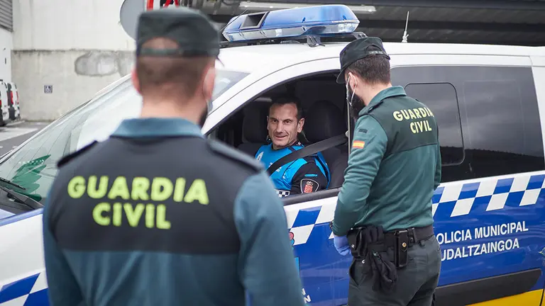 La Guardia Civil y la Policía Local controlan el cumplimiento de las normas de confinamiento en el aparcamiento de un Supermercado Mercadona de la población de Ansoain (Navarra) por el Estado de Alarma provocado por el coronavirus, COVID19. En Pamplona, Navarra (España) a 11 de abril de 2020. Europa Press.
