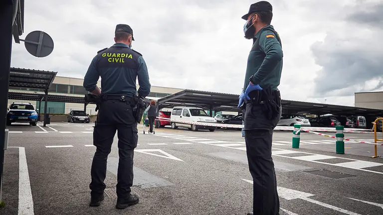 La Guardia Civil controla el cumplimiento de las normas de confinamiento en el aparcamiento de un Supermercado Mercadona de la población de Ansoain (Navarra) por el Estado de Alarma provocado por el coronavirus, COVID19. En Pamplona, Navarra (España) a 11 de abril de 2020. Europa Press.