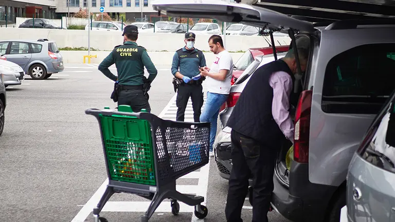 La Guardia Civil controla el cumplimiento de las normas de confinamiento en el aparcamiento de un Supermercado Mercadona de la población de Ansoain (Navarra) por el Estado de Alarma provocado por el coronavirus, COVID19. En Pamplona, Navarra (España) a 11 de abril de 2020. Europa Press.
