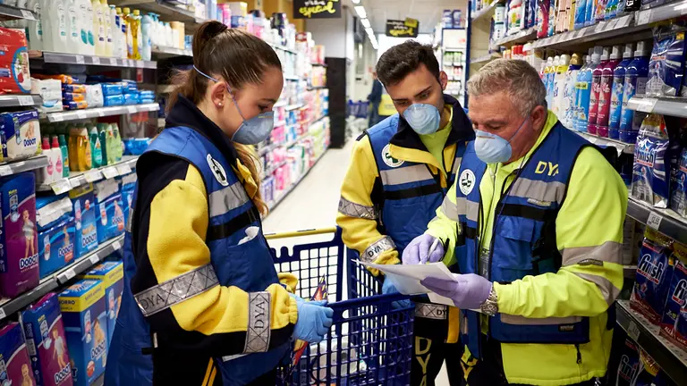 Laida (i), Ángel (c) y Emilio durante una de las compras. Pueden llegar a hacer entre 4 o 5 durante la mañana. PABLO LASAOSA