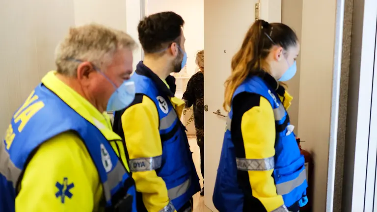 Miembros del area social de DYA abandonan el descansillo de una vivienda en la que acaban de entegar la compra. PABLO LASAOSA