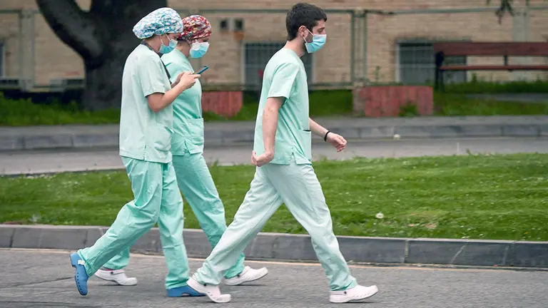 Un grupo de sanitarios en el Complejo Hospitalario de Navarra. EUROPA PRESS