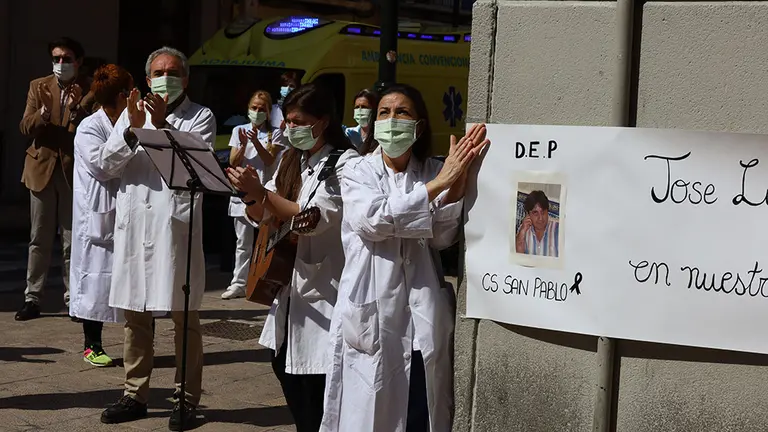 Sanitarios del Centro de Salud San Pablo de Zaragoza aplauden tras un minuto de silencio en honor a su compañero de Atención Primaria, el médico José Luis San Martín Izcue, fallecido a los 55 años por COVID-19, en Zaragoza/Aragón (España) a 13 de abril de 2020.

13 ABRIL 2020 CORONAVIRUS;PANDEMIA;SISTEMA SANITARIO;MASCARILLAS

13/4/2020