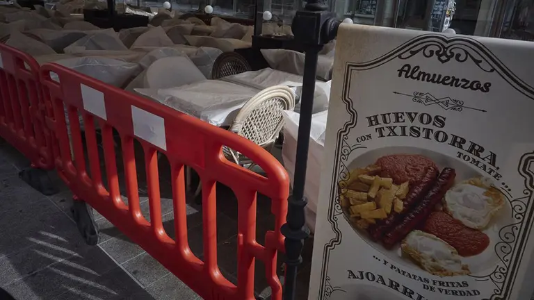 Una terraza de un bar cerrada durante el estado de alarma por el coronavirus EUROPA PRESS