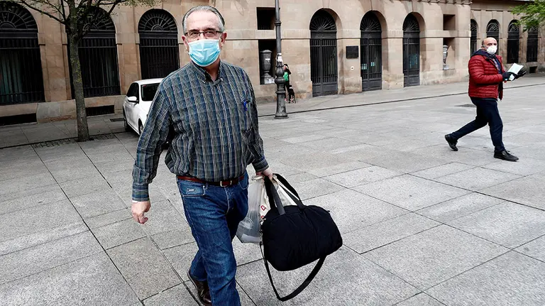 GRAFCAV4524. PAMPLONA, 14/04/2020.-  El alcalde de Pamplona, Enrique Maya, ha abandonado esta mañana el Complejo Hospitalario de Navarra (CHN), donde ha permanecido ingresado una semana por Covid-19. El alcalde, que ha llegado poco después de las 11:00 horas en coche oficial a su domicilio familiar, esperaba para poder salir del centro el resultado de una prueba realizada en esta Semana Santa. Después de dar positivo en el primer test que se hizo, por lo que estuvo varios días aislado en su casa, el Ayuntamiento informó el pasado 6 de abril de que Maya había sido hospitalizado en el CHN "para hacerse unas pruebas".  EFE/ Jesús Diges
