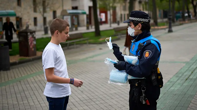 Primer día de reparto de mascarillas tras la vuelta al trabajo de diversos sectores por la crisis del coronavirus en Pamplona. MIGUEL OSÉS
