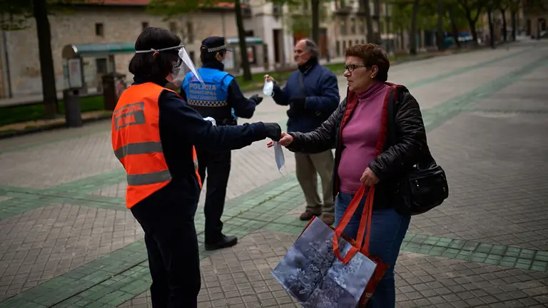 Primer día de reparto de mascarillas tras la vuelta al trabajo de diversos sectores por la crisis del coronavirus en Pamplona. MIGUEL OSÉS