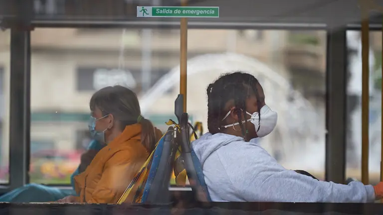 Primer día de reparto de mascarillas tras la vuelta al trabajo de diversos sectores por la crisis del coronavirus en Pamplona. MIGUEL OSÉS