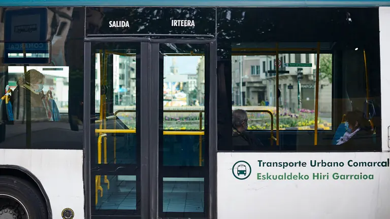 Varias personas en una villavesa, con mascarilla, durante la crisis del coronavirus. PABLO LASAOSA