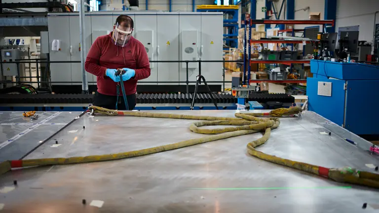 Parte de la plantilla de trabajadores de MTorres vuelven al trabajo durante el Estado de alarma. PABLO LASAOSA