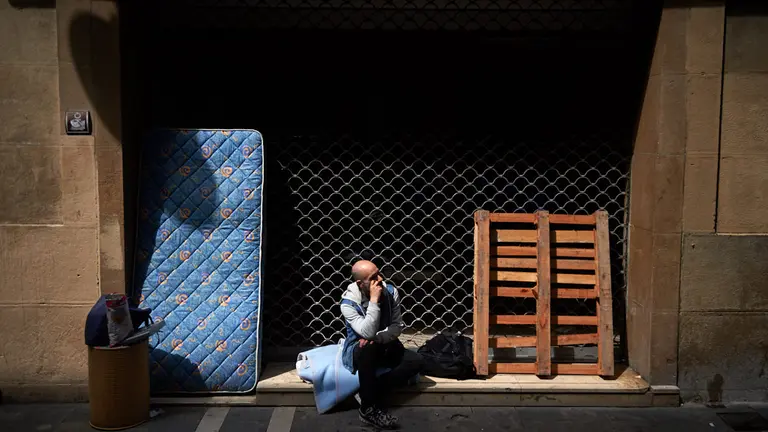 Desalojan un edificio ocupado en la Calle Mayor de Pamplona durante el estado de alarma por la crisis del coronavirus. MIGUEL OSÉS