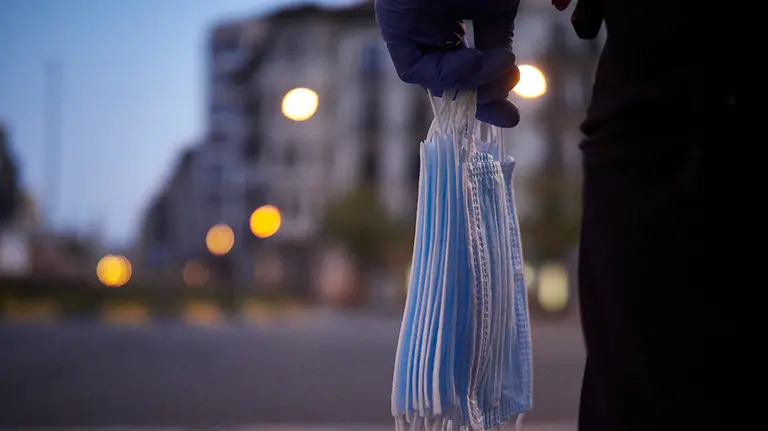 Un policía nacional se prepara para entregar mascarillas a los pasajeros de transporte público urbano de Pamplona el día en el que se reactiva la actividad laboral no esencial en Navarra en las empresas cuyos empleados no puedan teletrabajar cuando se cumple un mes desde el inicio del estado de alarma decretado a consecuencia del coronavirus, en Pamplona (Navarra, España), a 14 de abril de 2020.

14 ABRIL 2020;PAMPLONA;NAVARRA;POLICIAS;ENTREGA MASCARILLAS;CORONAVIRUS;VIRUS;COVID-19

14/4/2020