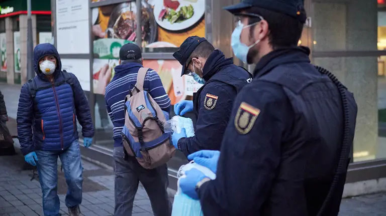 Varios policías nacionales se preparan para entregar mascarillas a usuarios de transporte público en el que se reactiva la actividad laboral no esencial en Navarra en las empresas cuyos empleados no puedan teletrabajar cuando se cumple un mes desde el inicio del estado de alarma decretado a consecuencia del coronavirus, en Pamplona (Navarra, España), a 14 de abril de 2020.

14 ABRIL 2020;PAMPLONA;NAVARRA;POLICIAS;ENTREGA MASCARILLAS;CORONAVIRUS;VIRUS;COVID-19

14/4/2020