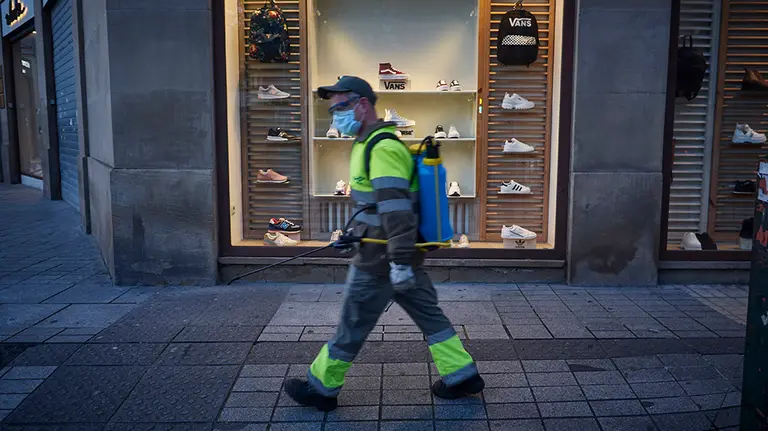 Un trabajador de la limpieza durante su jornada laboral el día en el que se reactiva la actividad laboral no esencial en Navarra para empresas cuyos empleados no puedan teletrabajar cuando se cumple un mes desde el inicio del estado de alarma decretado a consecuencia del coronavirus, en Pamplona (Navarra, España), a 14 de abril de 2020.

14 ABRIL 2020;PAMPLONA;NAVARRA;REANUDACION;TRABAJADORES;CORONAVIRUS;VIRUS

14/4/2020