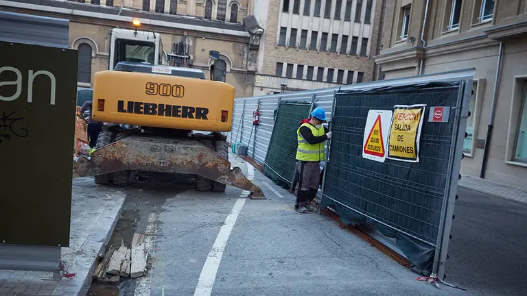 Un trabajador de la construcción trabaja en una obra el día en el que se reactiva la actividad laboral no esencial en Navarra para empresas cuyos empleados no puedan teletrabajar cuando se cumple un mes desde el inicio del estado de alarma decretado a consecuencia del coronavirus, en Pamplona (Navarra, España), a 14 de abril de 2020.

14 ABRIL 2020;PAMPLONA;NAVARRA;REANUDACION;TRABAJADORES;CORONAVIRUS;VIRUS

14/4/2020