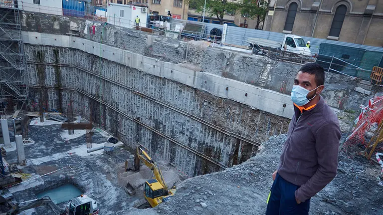 Un trabajador de la construcción trabaja en una obra el día en el que se reactiva la actividad laboral no esencial en Navarra para empresas cuyos empleados no puedan teletrabajar cuando se cumple un mes desde el inicio del estado de alarma decretado a consecuencia del coronavirus, en Pamplona (Navarra, España), a 14 de abril de 2020.

14 ABRIL 2020;PAMPLONA;NAVARRA;REANUDACION;TRABAJADORES;CORONAVIRUS;VIRUS

14/4/2020