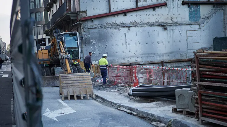 Varios trabajadores de la construcción trabajan en una obra el día en el que se reactiva la actividad laboral no esencial en Navarra para empresas cuyos empleados no puedan teletrabajar cuando se cumple un mes desde el inicio del estado de alarma decretado a consecuencia del coronavirus, en Pamplona (Navarra, España), a 14 de abril de 2020.

14 ABRIL 2020;PAMPLONA;NAVARRA;REANUDACION;TRABAJADORES;CORONAVIRUS;VIRUS

14/4/2020