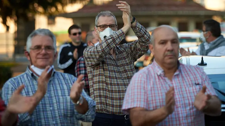Los taxistas de Pamplona se congregan frente al Hospital de Navarra para agredecer a los sanitarios su lavor durante la crisis del coronavirus. MIGUEL OSÉS
