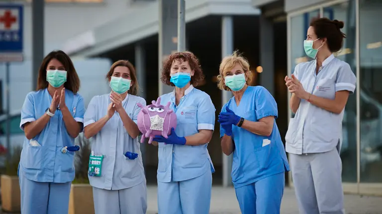 Aplauso sanitario por parte de los taxistas al personal de Complejo Hospitalario de Navarra durante la crisis del coronavirus. PABLO LASAOSA
