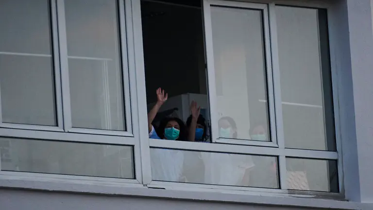 Aplauso sanitario por parte de los taxistas al personal de Complejo Hospitalario de Navarra durante la crisis del coronavirus. PABLO LASAOSA