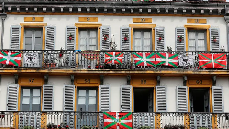 GRAF9609. SANN SEBASTIÁN, 12/04/2020.- Varias ikurriñas colgadas de los balcones en una calle de la Parte Vieja de San Sebastián con motivo de la celebración del Aberri Eguna. EFE/Gorka Estrada

