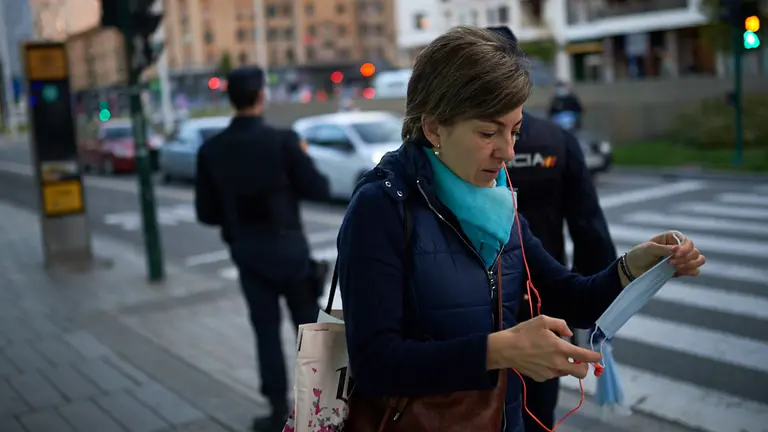 Reparto de mascarillas por las calles de Pamplona tras la vuelta al trabajo de diversos sectores a causa de la crisis del coronavirus. Miguel Osés