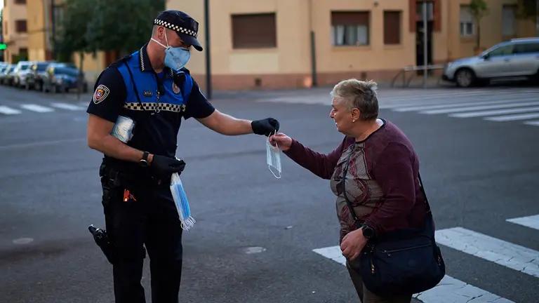 Reparto de mascarillas por las calles de Pamplona tras la vuelta al trabajo de diversos sectores a causa de la crisis del coronavirus. Miguel Osés