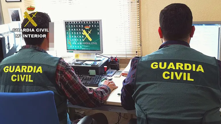Agentes de la Guardia Civil durante una investigación. Europa Press.