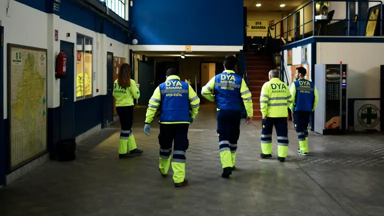Voluntarios del area social de DYA Navarra se reunen para prepartir las tareas a realizar duante la crisis del coronavirus. PABLO LASAOSA